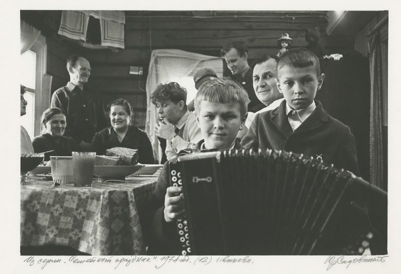 Рабочая династия Крашенинниковых, 1974 год, г. Иваново. Из серии «Семейный праздник».Выставка «Семейный портрет» с этой фотографией.