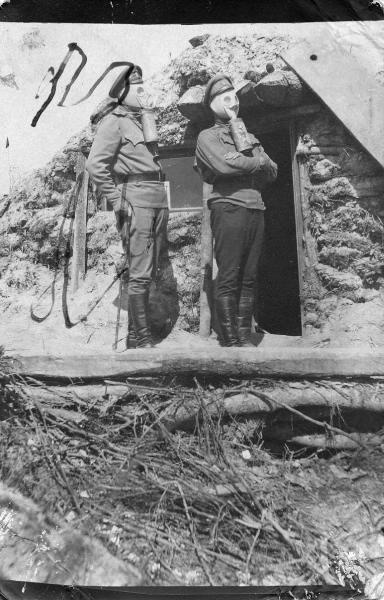 Подготовка к газовой атаке, 1915 год. Выставка «Обыкновенный противогаз» с этой фотографией.