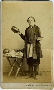 Продавец фруктов, 1860-е, г. Санкт-Петербург. Из серии «Русские типы».Выставка «Из коллекции Вильяма Каррика» с этой фотографией.
