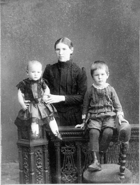 Съемка в повильоне: женщина с двумя детьми, 1890 - 1900