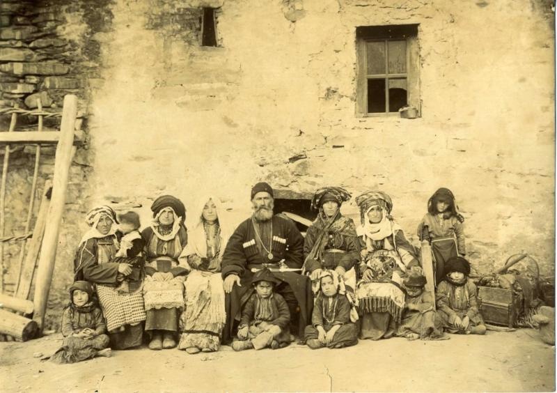 Групповой портрет кавказской семьи, 1910-е