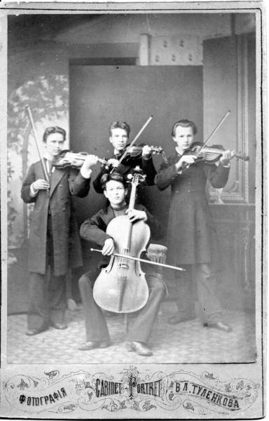 Юные музыканты, 1900-е, Тобольская губ., Тобольский у., г. Тобольск. Тобольская губерния официально переименована в Тюменскую в 1920 году.