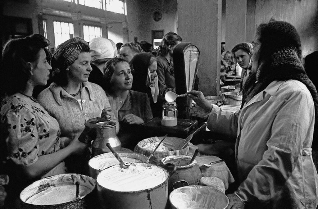 Молочный ряд Центрального рынка, 26 мая 1946, г. Москва. Выставки&nbsp;«Рыночные отношения»&nbsp;и «Пейте, дети, молоко – будете здоровы!» с этой фотографией.