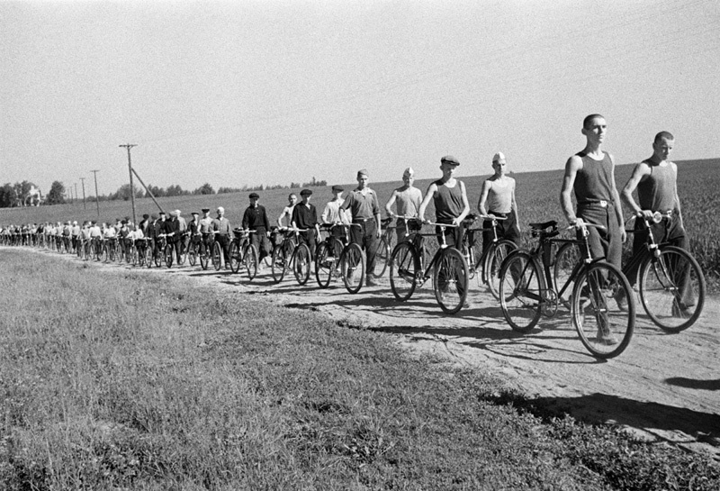 Ополченцы под Москвой. Отряд велосипедистов, 1941 год, Московская обл.. Выставка «Война. Начало» с этой фотографией.