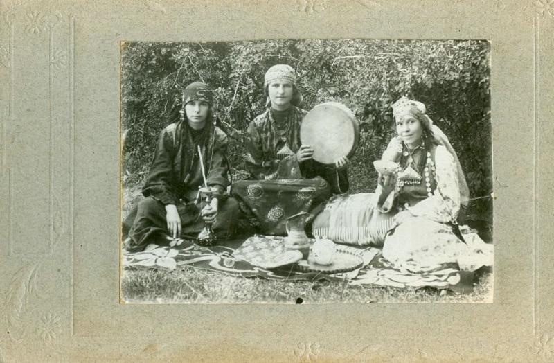 Портрет трех женщин в восточных костюмах, 1924 год