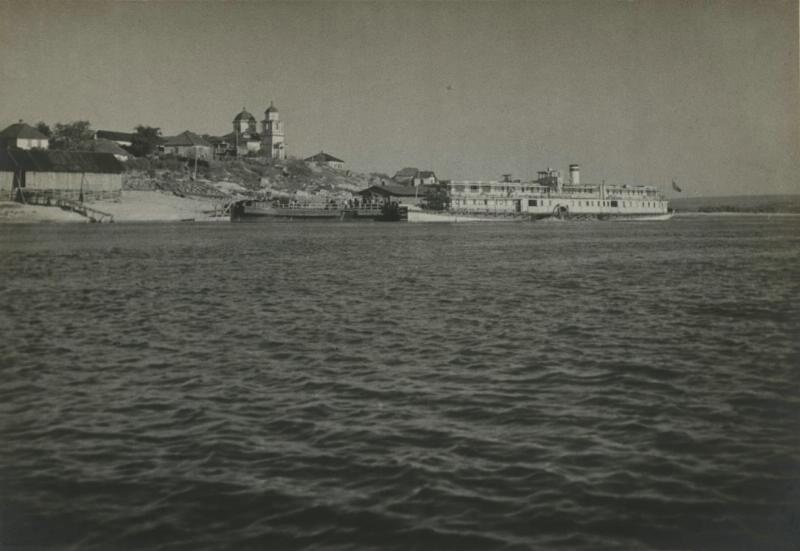 Пароход «Коммунар» подходит к пристани Калиберда, 1935 - 1939