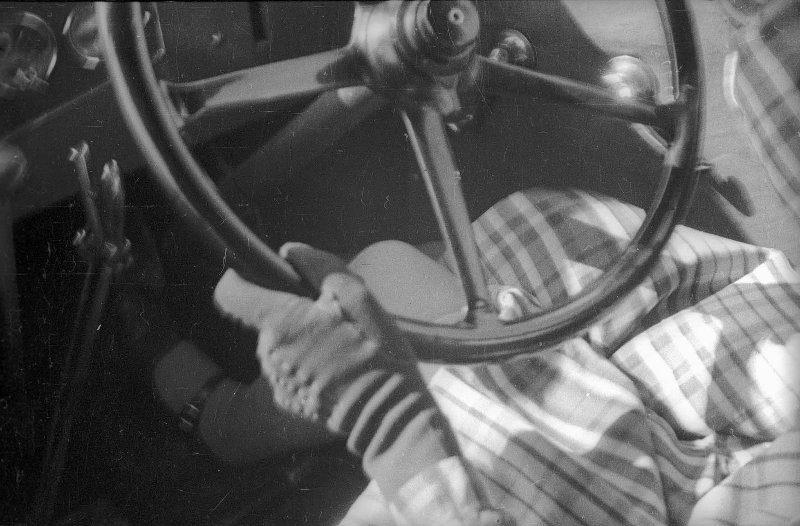 Лиля Брик за рулем автомобиля, 1929 год, г. Тверь. Из серии «Поездка в Ленинград на автомобиле "Рено" Маяковского».Видео «ВАРСТ: Варвара Степанова» с этой фотографией.&nbsp;