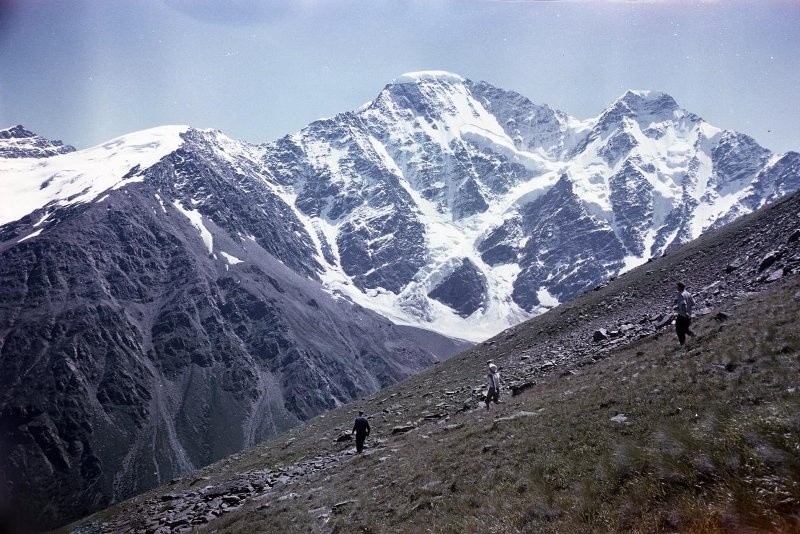 Вид на горы Донгузорун (слева) и Накратау (справа), 1960-е, Кабардино-Балкарская АССР. Выставка «В горах»&nbsp;и видео «Горы» с этой фотографией. 