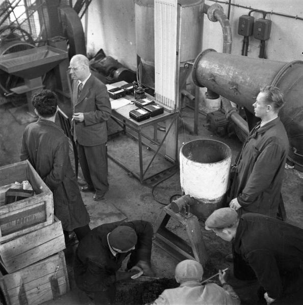 Плавка в лаборатории, 1958 год, г. Свердловск. УФАН — Уральский филиал Академии наук СССР.