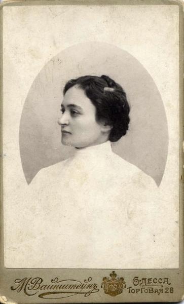Портрет женщины в светлом платье, 1910 год, Херсонская губ., Одесский у., г. Одесса