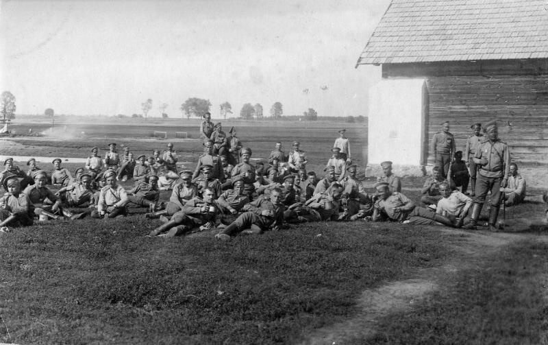 Духовщинский полк. На отдыхе, 1916 год. 267-й пехотный Духовщинский полк составлен по мобилизации 18 июля 1914 года. Дислоцировался в Новгородской губернии, в Грузино. Осенью 1914 года полк был включен в состав Петроградского военного округа. До октября 1914 года дислоцировался в Охте, затем был направлен на Северо-Западный фронт.