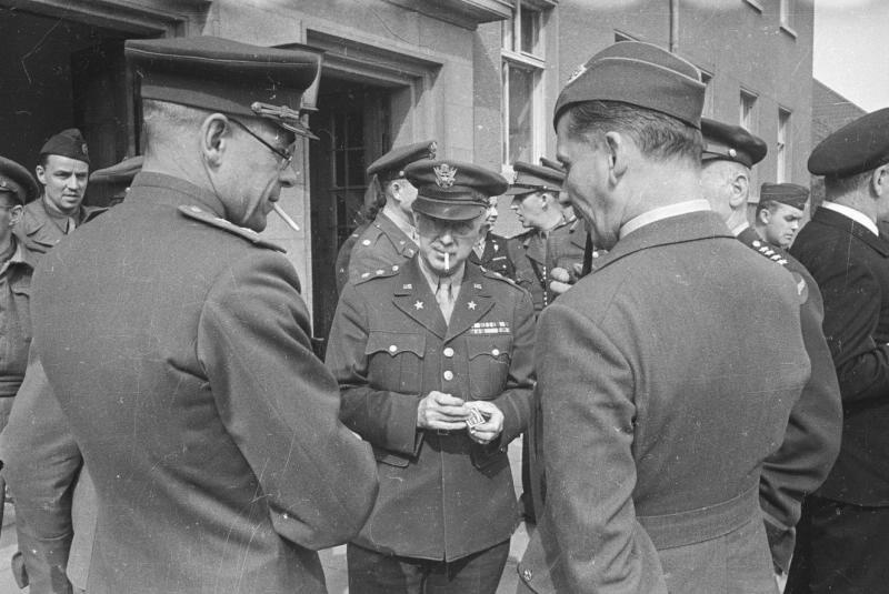 Генерал-лейтенант Александр Васильев, генерал Армии США Карл Спаатс, Маршал Королевских ВВС Артур Теддер и генерал-майор Кортни Хикс Ходжес, май 1945, Германия, г. Берлин