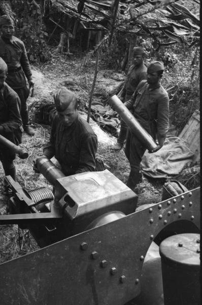Артиллеристы, заряжающие орудие, 1941 год, Московская обл.
