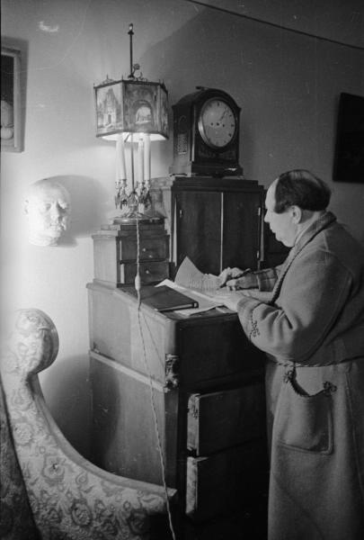 Писатель Алексей Николаевич Толстой, 1943 - 1944, г. Москва. Видео «Не медный всадник» с этим снимком.