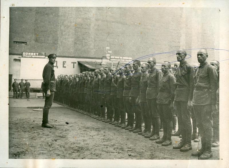 Шеренга солдат, 1935 год