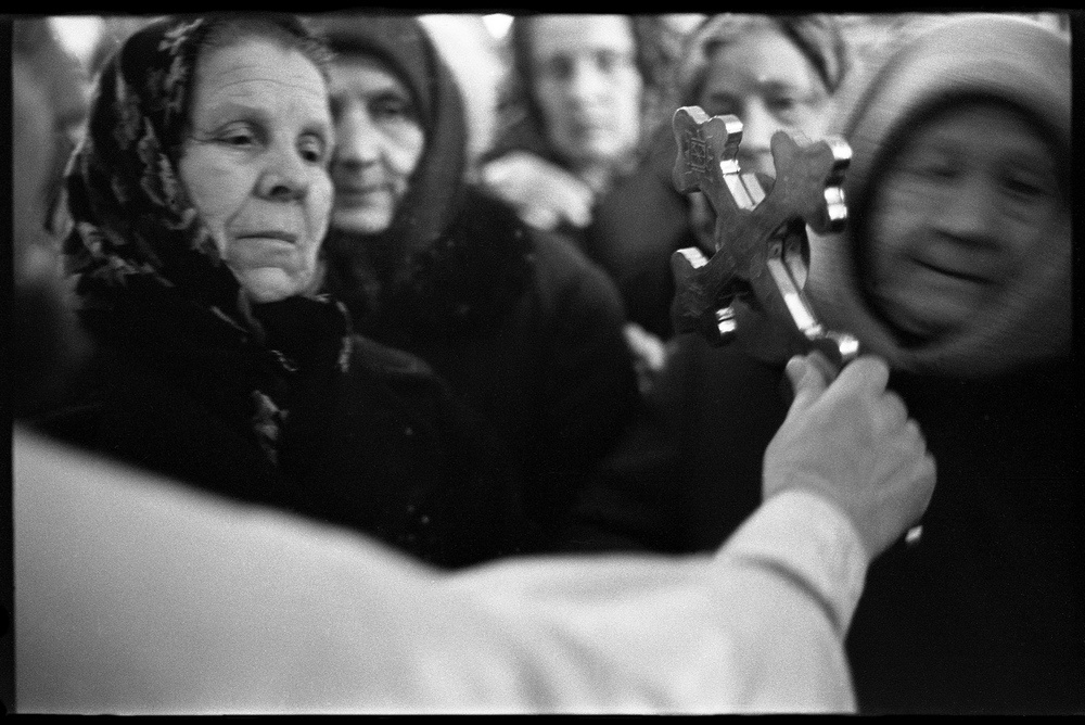Отпуст после пасхальной службы. Святомихайловский храм, 20 апреля 1985, г. Новокузнецк. Выставка «В храме» с этой фотографией.
