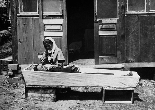 Медсестра у гроба поручика Коржинского, 1904 год, Порт-Артур