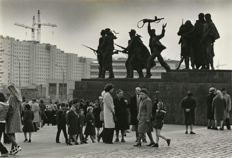 У Монумента героическим защитникам Ленинграда, 1970-е, г. Ленинград