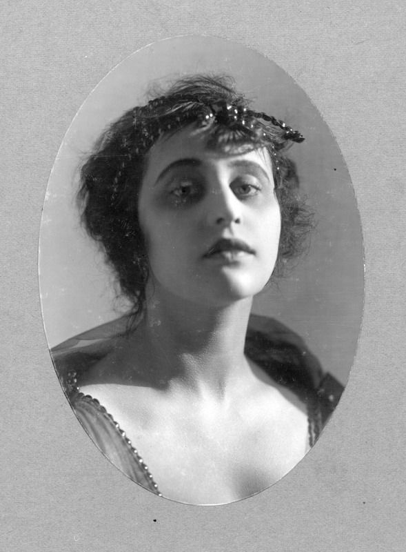 Вера Холодная, 1 января 1910 - 1 февраля 1919. Выставка «Влиятельные женщины России» с этим снимком.