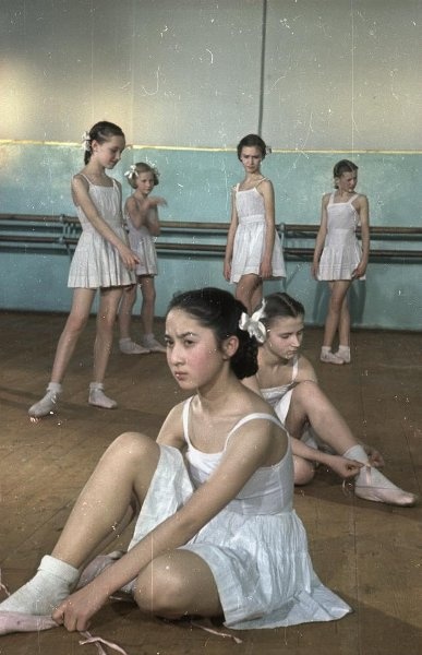 Учащиеся хореографического училища, 1950-е. Выставка «Владислав Микоша. "Я останавливаю время"» с этой фотографией.