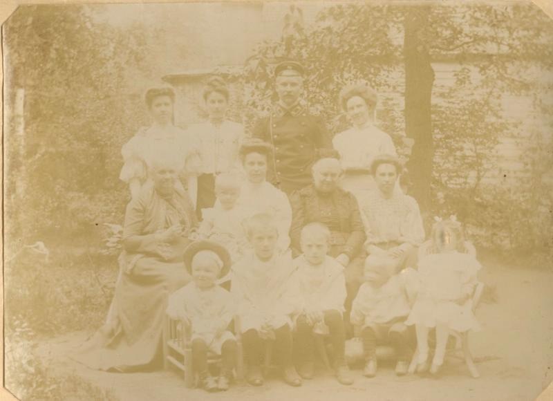 Семейный портрет в саду, 1900-е
