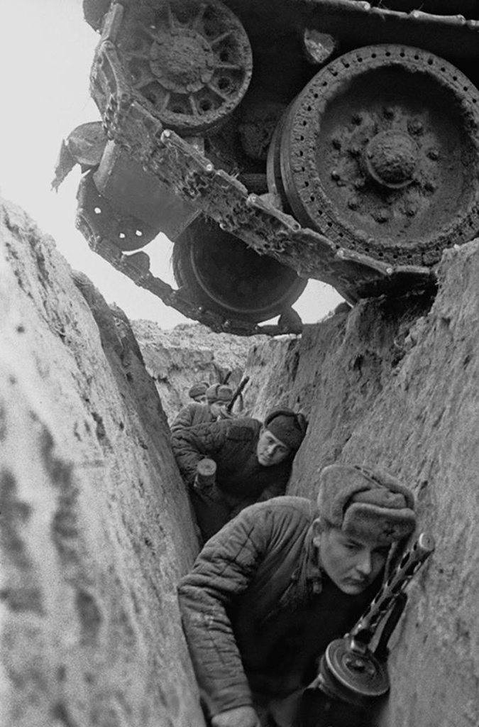 На Курской дуге. Обкатка пехоты танками, март - май 1943. Выставка «Человек на войне» с этой фотографией.