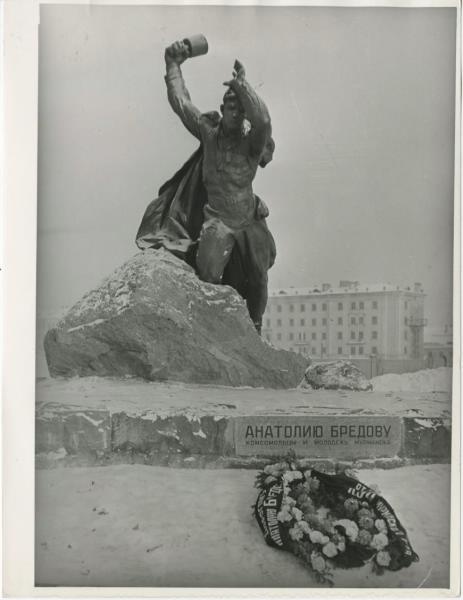 Памятник Герою Советского Союза Анатолию Федоровичу Бредову в Мурманске, 1970-е, г. Мурманск