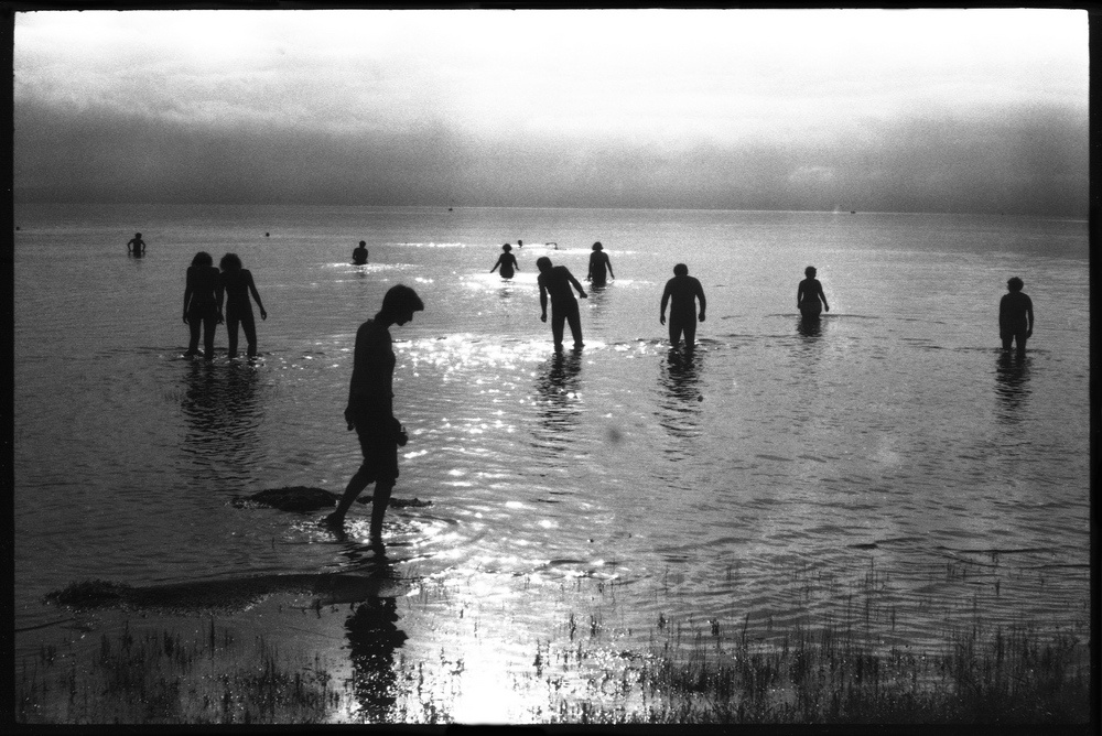 Вечернее купание в Гусином озере, 28 июля 1990, Бурятия. Выставка «20 лучших фотографий Владимира Соколаева» с этим снимком.