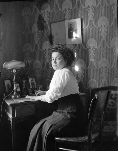 Портрет артистки Веры Шуваловой за письменным столом, 1911 год, г. Санкт-Петербург