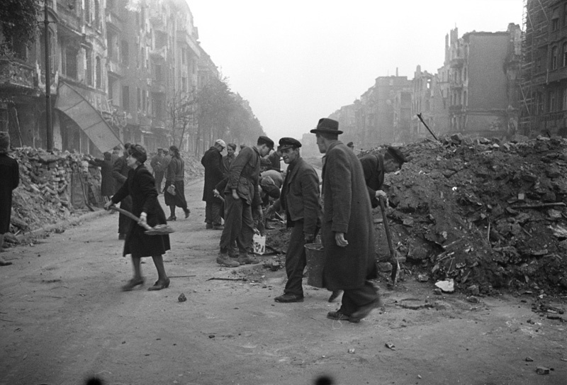 Гражданское население, май 1945, Германия, г. Берлин