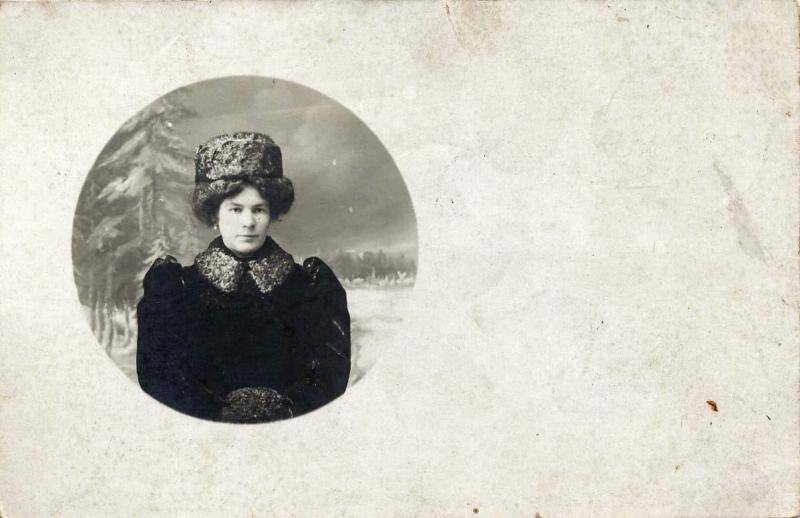 Портрет женщины в пальто и каракулевой шапке, 1915 - 1917