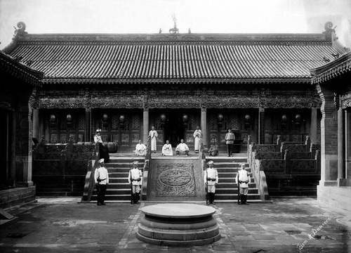 Русские солдаты в храме, 1901 год, Китай, Чин-жи-фу