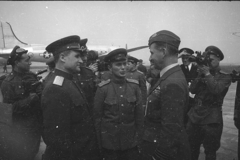 Советские офицеры, беседующие с Артуром Уильямом Теддером, 8 мая 1945, Германия, г. Берлин