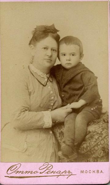 Портрет женщины с ребенком, 1900 - 1910, г. Москва. Альбуминовая печать.