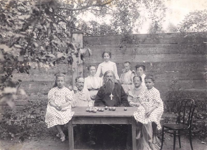 Групповой портрет в саду у В. Е. Касаткина, 1910-е, Московская губ., г. Воскресенск