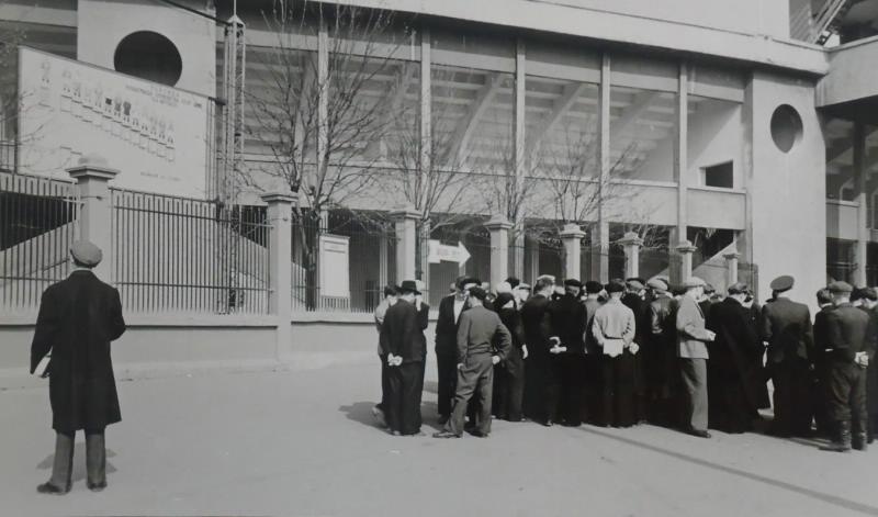 У стадиона «Динамо», 1957 - 1959, г. Москва. Выставка «Фотограф Леонид Бергольцев» с этим снимком.