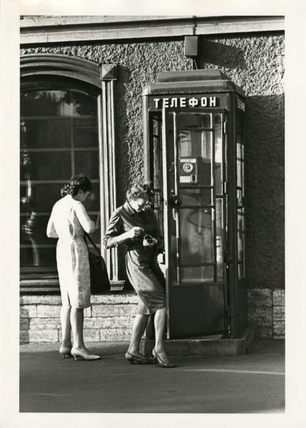 У телефонной будки, 1960-е, г. Ленинград. &nbsp;Выставки&nbsp;«Алло, кто говорит?», «Кидай монетку» с этой фотографией.