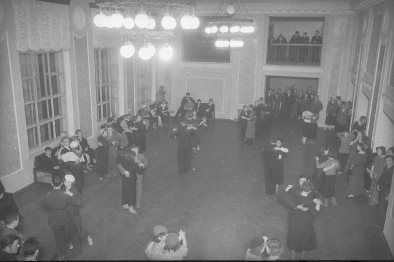 В фойе городского театра имени Пушкина. (Танцы), 1937 год, г. Магнитогорск