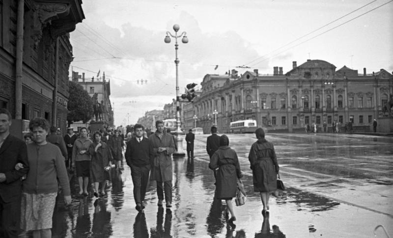 Пешеходы на Невском проспекте, 1960-е, г. Ленинград. Выставка «Невский проспект вернул свое имя» с этой фотографией.