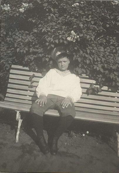 Портрет мальчика, сидящего на скамейке, 1900-е