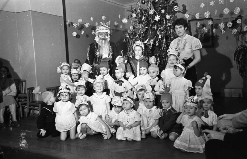 Елка в детском саду, 1958 - 1961. Выставки&nbsp;«Пять минут истории: Советский Новогодний Союз»&nbsp;и «Счастливое советское детство» с этой фотографией.