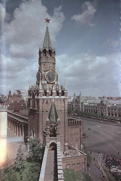 Вид на Спасскую башню и Красную площадь со стены Московского Кремля, 1955 - 1959, г. Москва