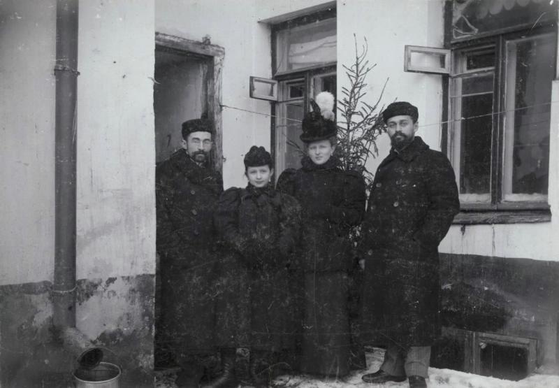 Группа в доме Котельниковой, 1900 - 1903. Первый слева - фотограф Павел Левинский.