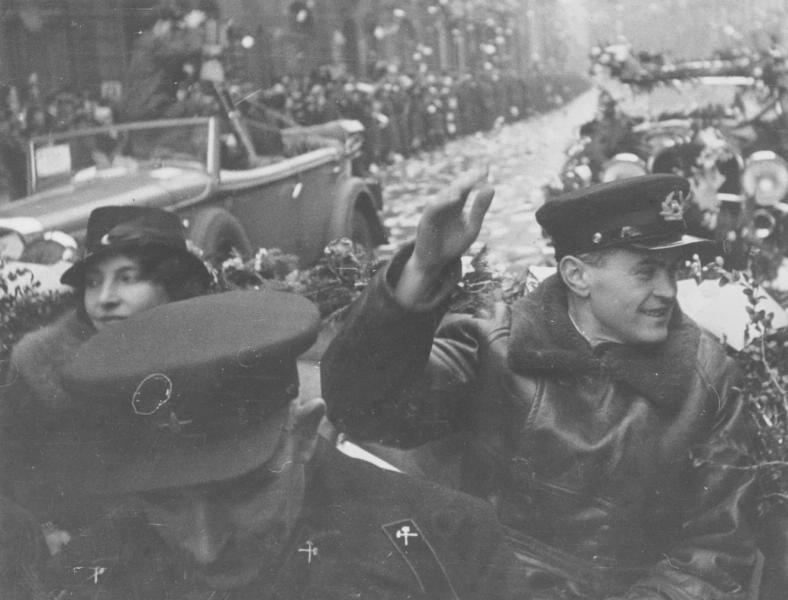 Петр Ширшов в машине, 17 марта 1938, г. Москва. Встреча героев-папанинцев в Москве. Сейчас улица Мясницкая.Высадка экспедиции на лед была выполнена 21 мая 1937 года. Официальное открытие дрейфующей станции «Северный полюс-1» состоялось 6 июня 1937 года. Через 9 месяцев дрейфа (274 дня) на юг станция была вынесена в Гренландское море, льдина проплыла более 2000 км. Ледокольные пароходы «Таймыр» и «Мурман» сняли полярников 19 февраля 1938 года.