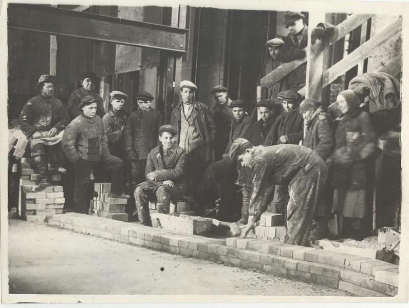 Бригадир огнеупорщиков показывает приемы стахановской работы, 1939 год, г. Магнитогорск