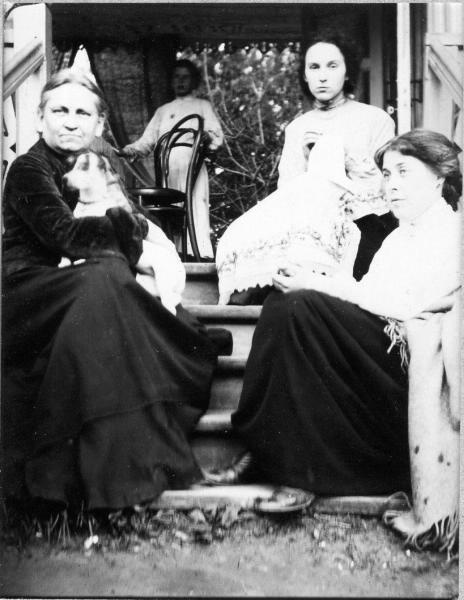 Женщины на ступенях дома, 1910-е