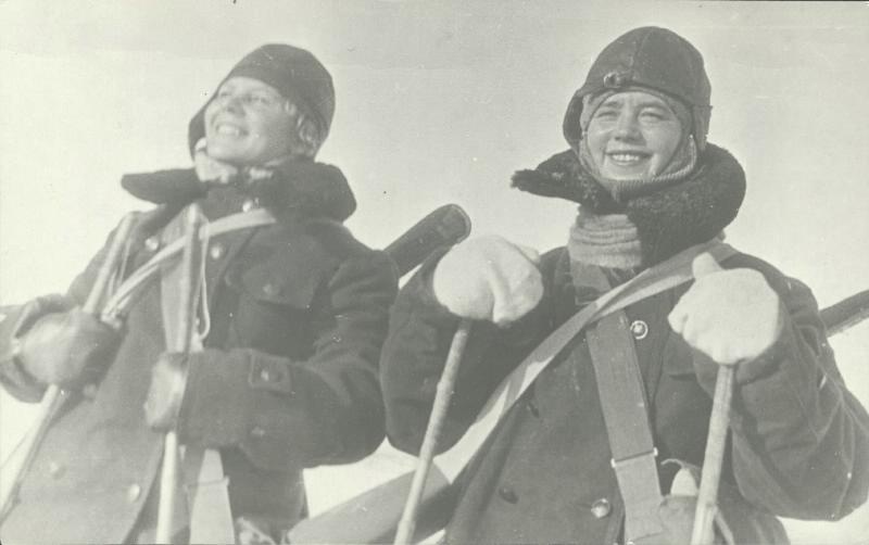 Девушки из общества Осоавиахим на лыжных гонках, 1930-е