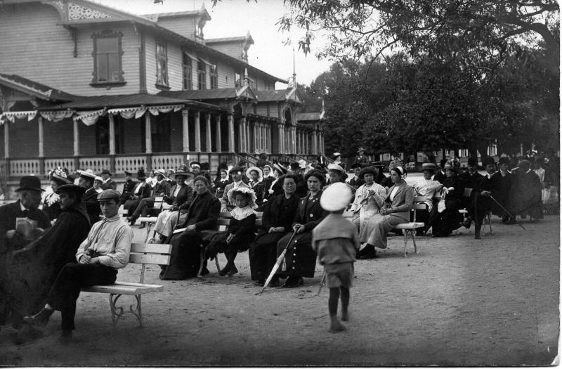 Зрители возле курзала в Гапсале, 1910 - 1917, Эстляндская губ., г. Гапсаль. Выставка «Театралы» с этой фотографией.