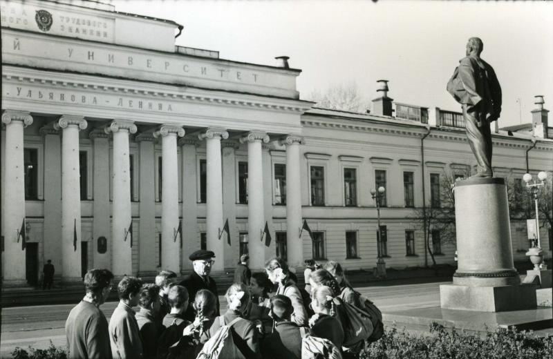 Дети перед фасадом Казанского университета, 1960 - 1965, Казань