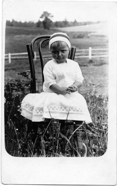 Портрет девочки Веры, сидящей на лугу, 1914 год, Московская губ., Рузский у., дер. Поречье
